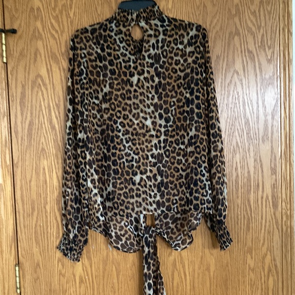 Leopard print blouse with mock turtleneck and key hole opening in the back - Picture 2 of 8
